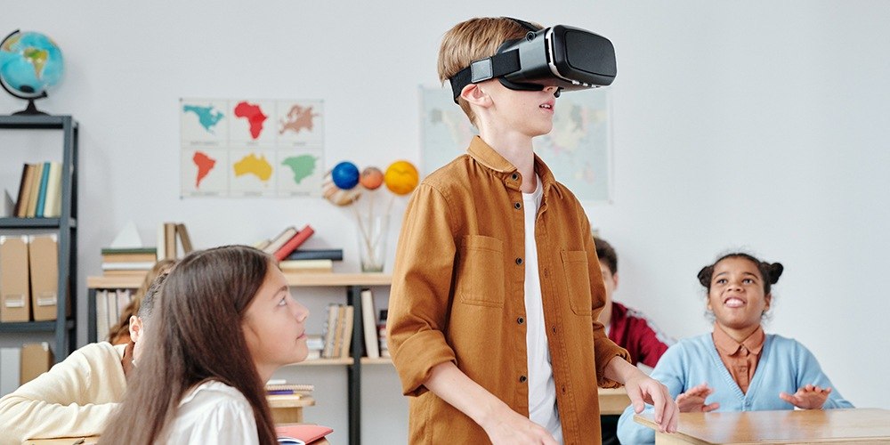 Virtual reality online learning for students