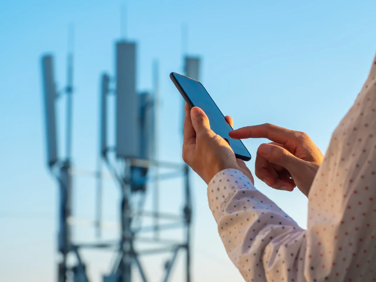 Telecom software development with user checking mobile network near 5G tower
